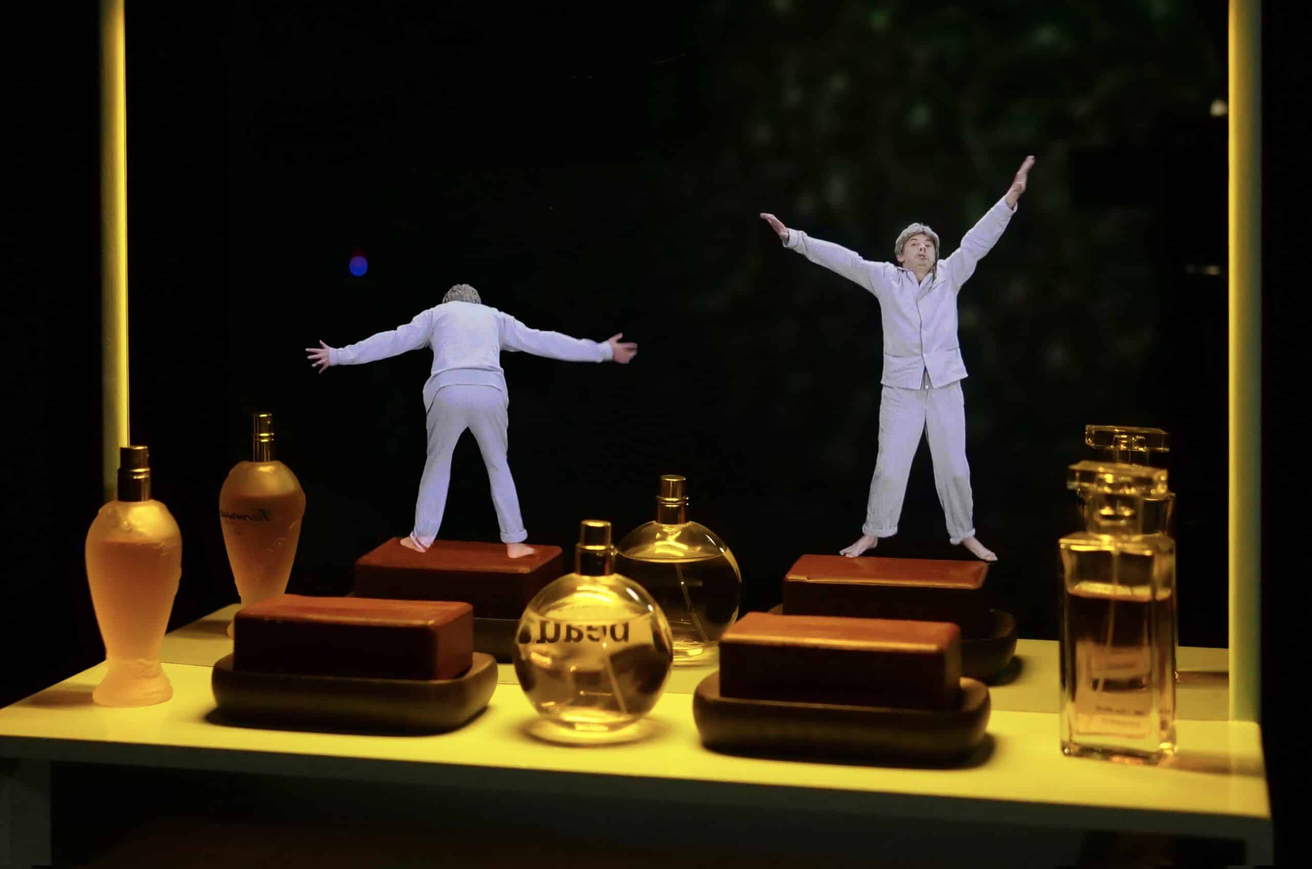 Pierrick Sorin, Chorégraphie aux
savonnettes, 2014, théâtre optique
Collection particulière, Paris.
Photo : © Pierrick Sorin.
© Adagp, Paris, 2024