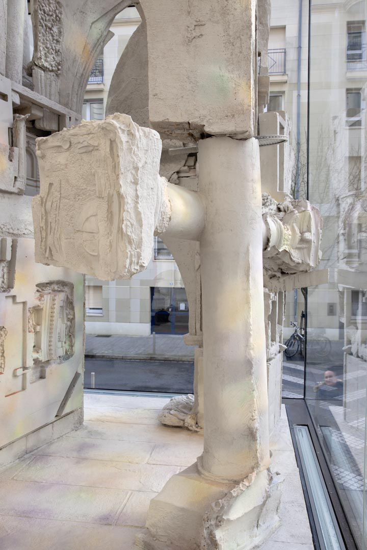 Michaela Sanson Braun, Peaches and Cream. Installation pour le Parvis, 2025. © Musée d’arts de Nantes, photo. : C. Clos