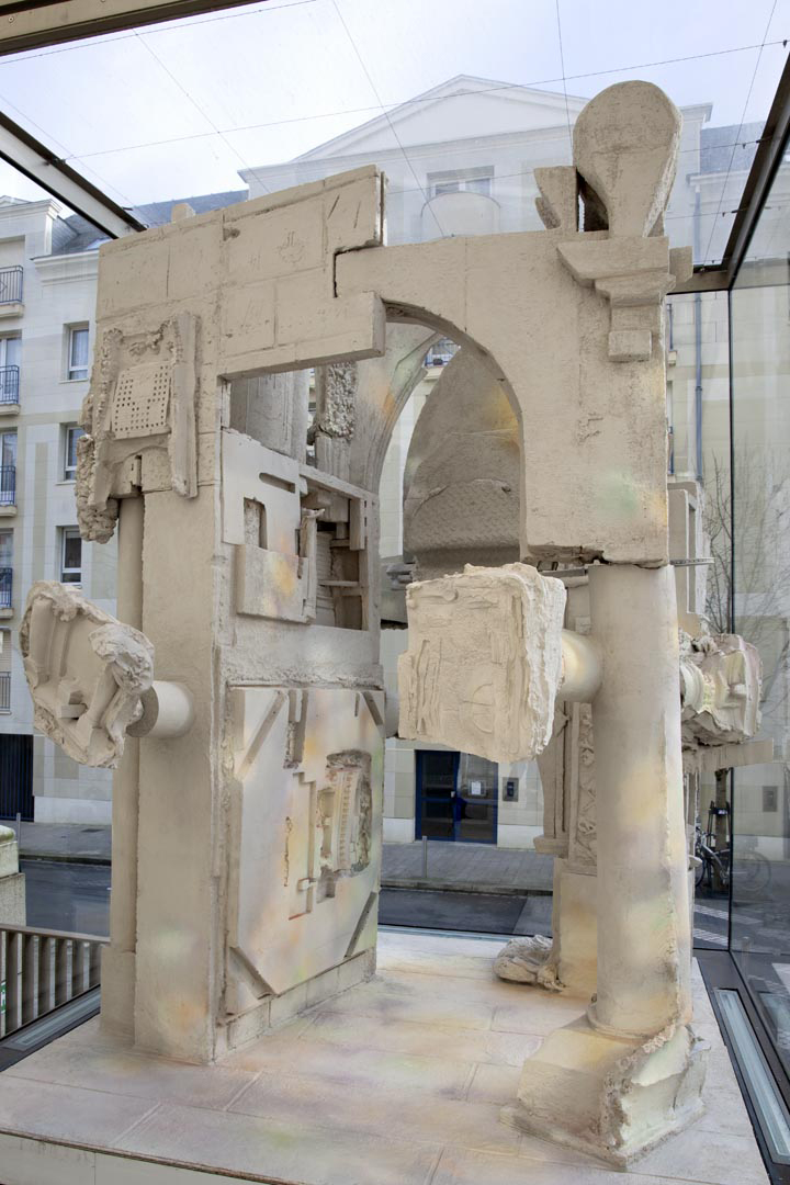 Michaela Sanson Braun, Peaches and Cream. Installation pour le Parvis, 2025. © Musée d’arts de Nantes, photo. : C. Clos