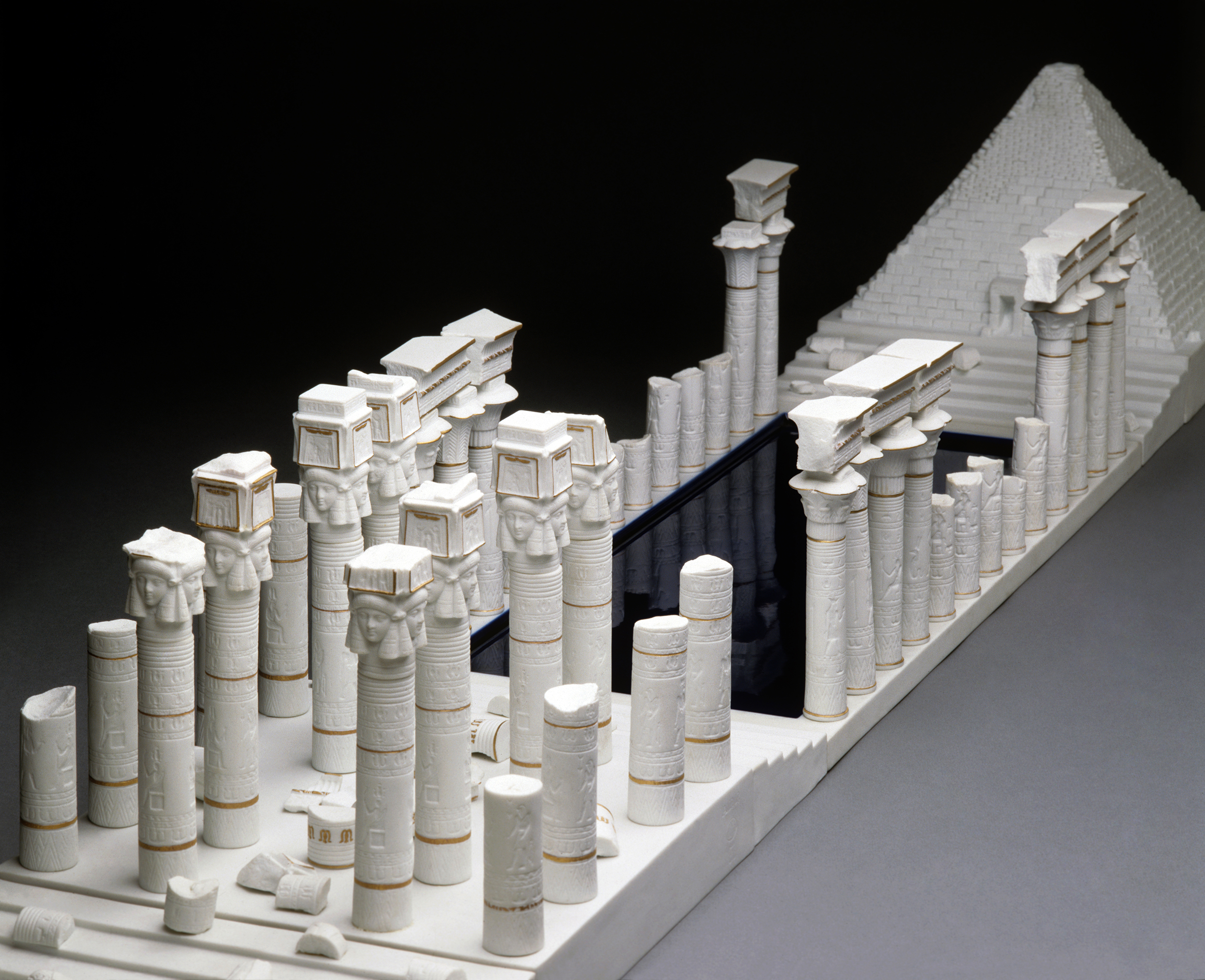 Anne et Patrick Poirier, Surtout Ruines d’Egypte, 1978, Céramique © Gérard Jonca / Les Manufactures nationales - Sèvres & Mobilier national © ADAGP, Paris, 2026