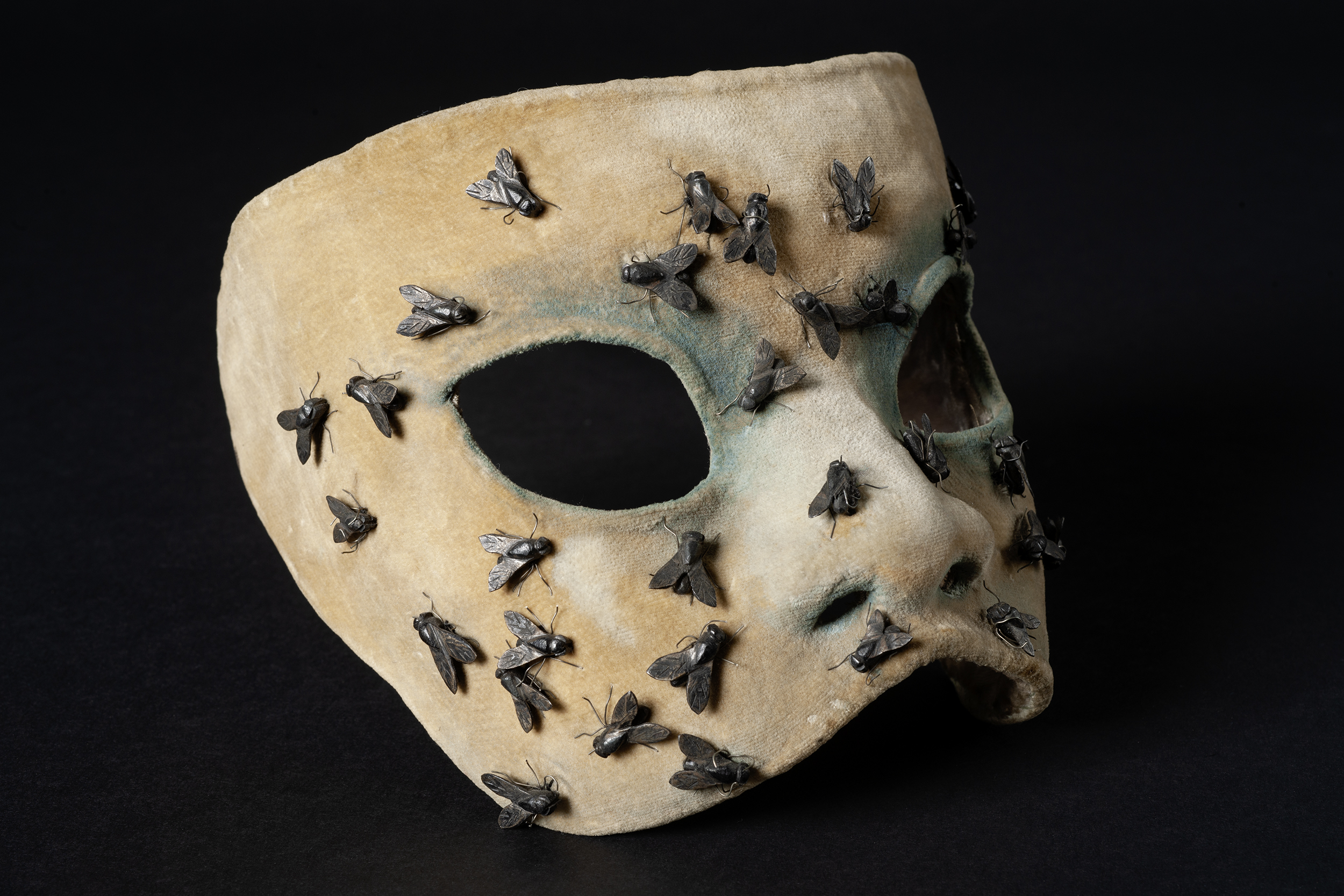 Léonor Fini (1907-1996), Sans titre, dit Masque aux mouches, 1946-1951. Nantes, Musée d'arts de Nantes. © Musée d'arts de Nantes, photo. : C. Clos. © Adagp, Paris 2026.